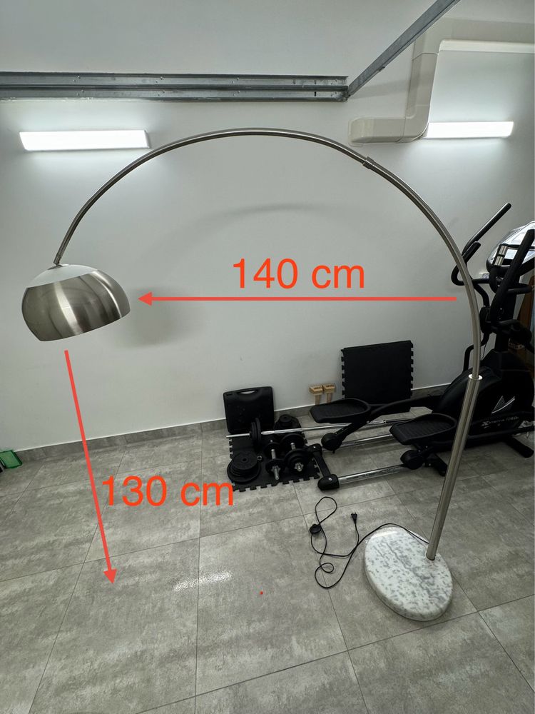 Lampa podłogowa z granitową podstawą