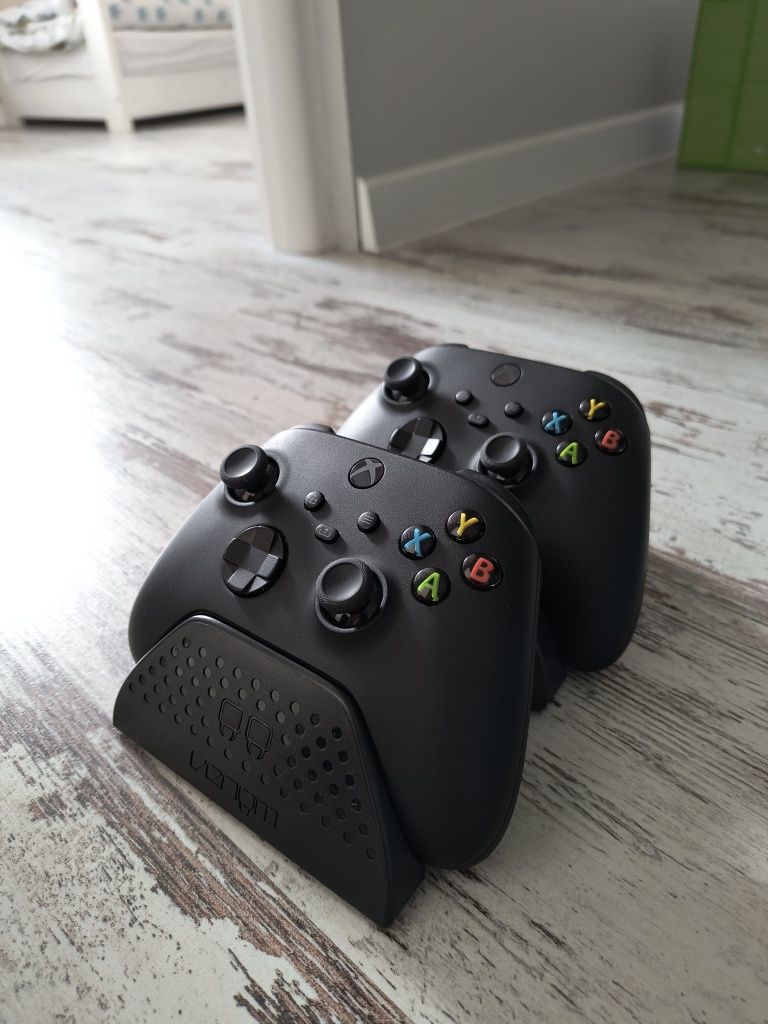 Konsola Xbox One Series X 1 TB, 2 pady, stacja dokująca, 2 gry