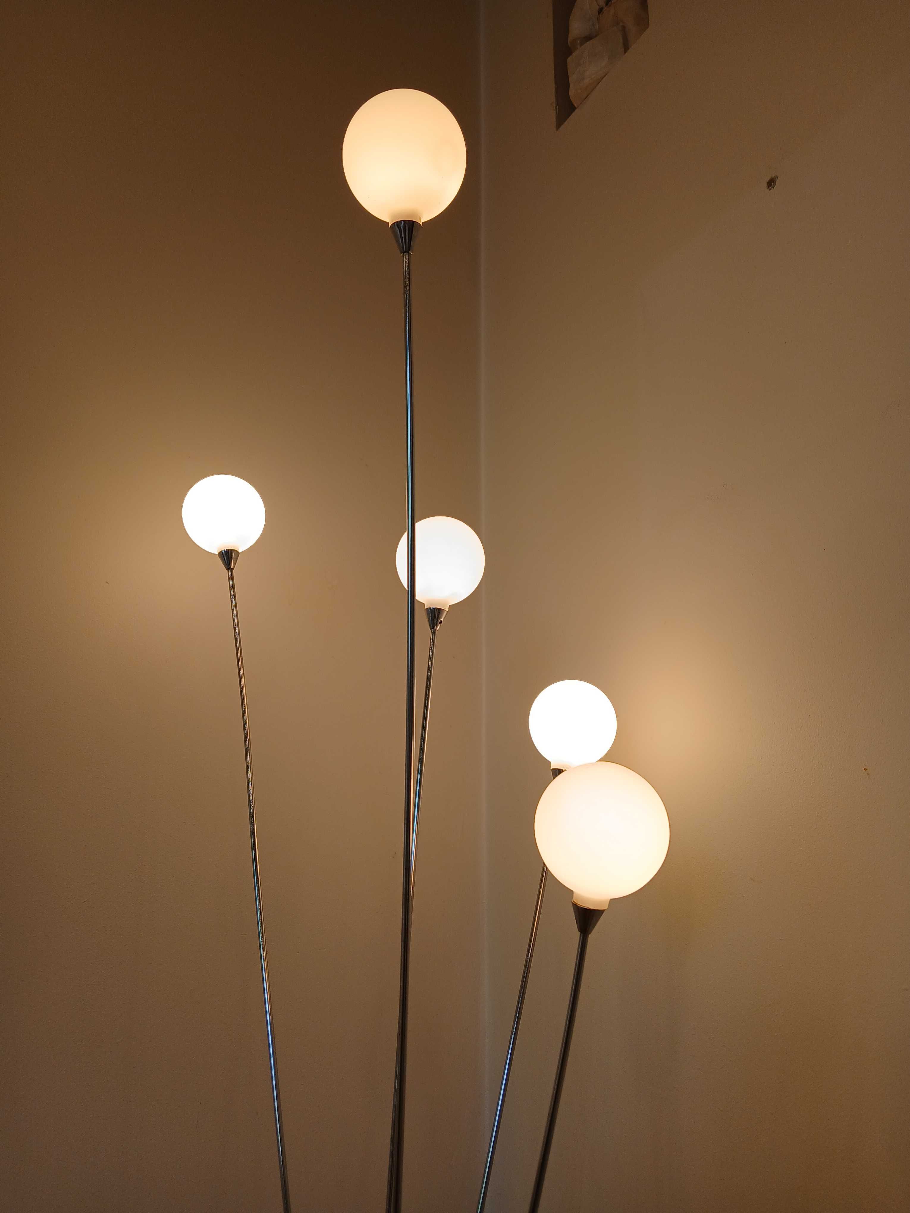 Elegancka stojąca lampa