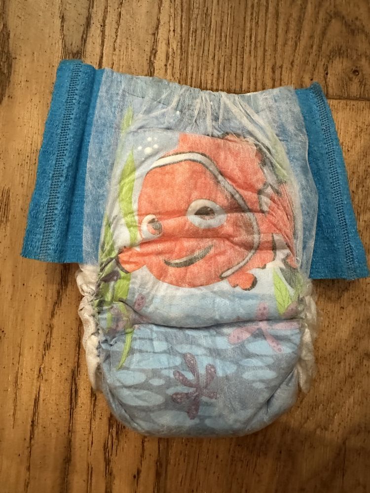 Huggies pieluszki do pływania nr S 6 sztuk+Dada nr 5. 1 sztuka