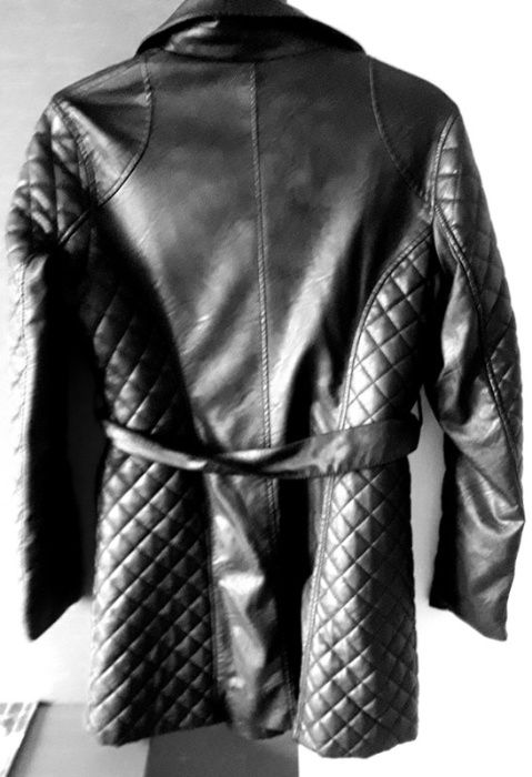 Czarny płaszcz z ekoskóry z pikowanymi wstawkami M/38