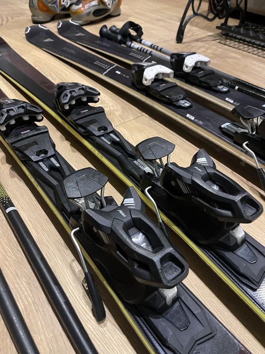 Skis + botas + bastões (cada conjunto) como novo