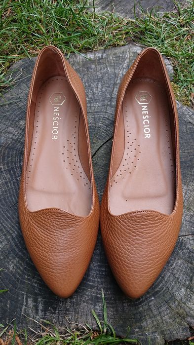 Neścior koniakowe beżowe nude skórzane baleriny.