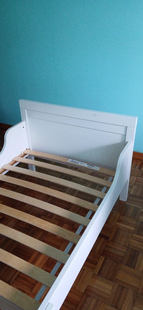 Cama branca  para criança + colchão. Impecáveis!!