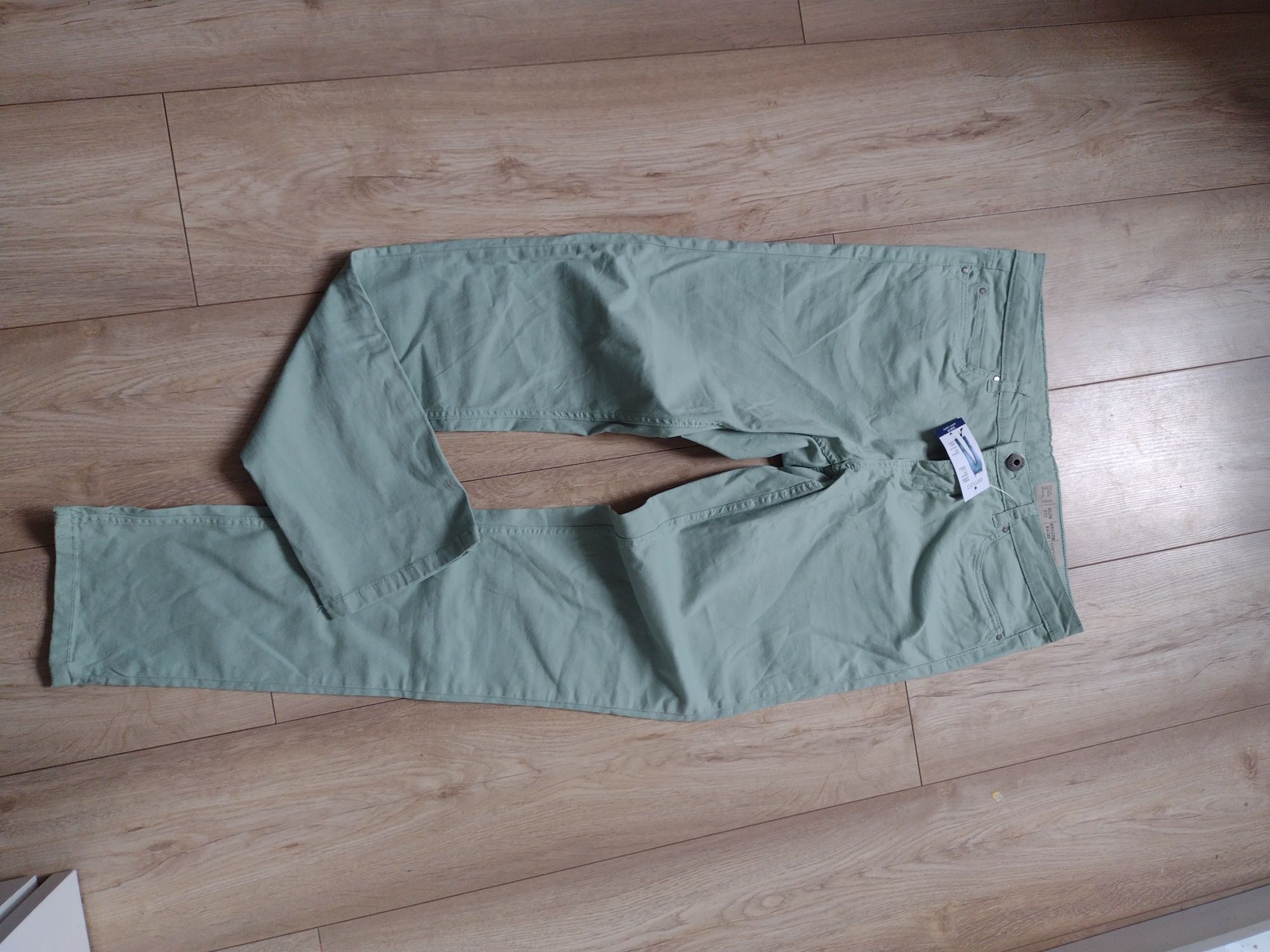 Nowe spodnie materiałowe esmara r. 40 slim fit