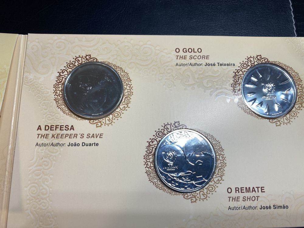 Conjunto de tres moedas de 8€ em BNC Referente ao euro 2004
