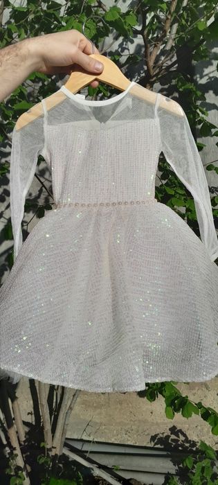 Платье  красиво переливается блестящие и вышиванка