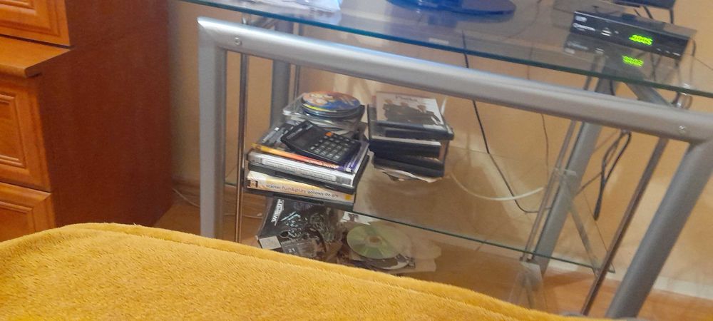 szklany stolik pod telewizor