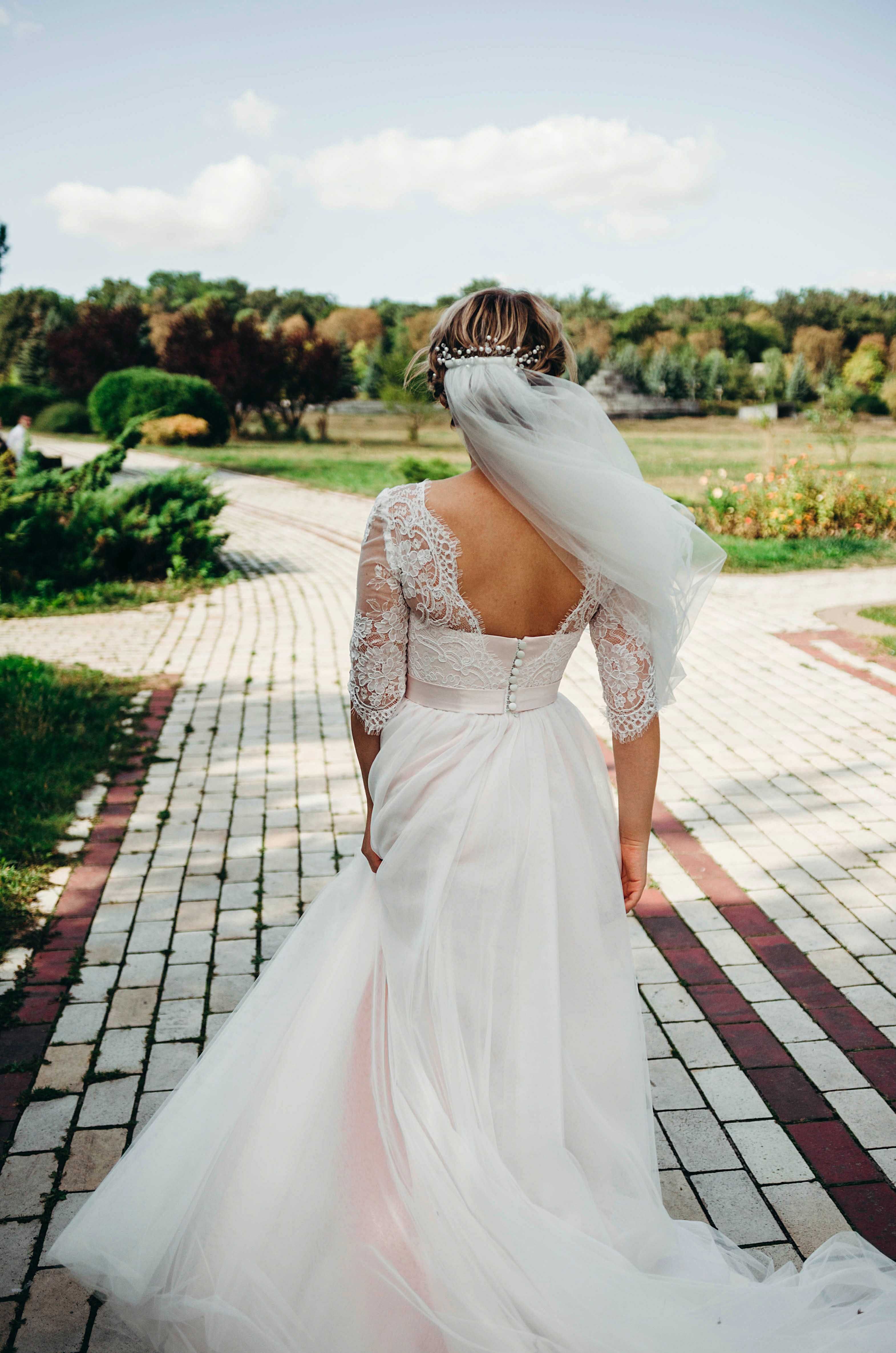 Весільна сукня в кольорі айворі