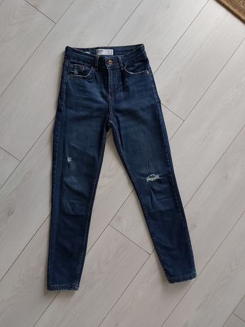 Granatowe jeansy rurki z wysokim stanem i dziurami