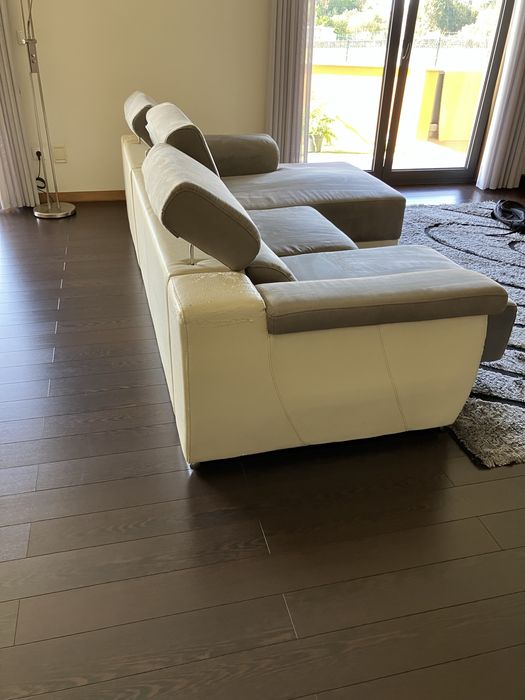 Sofá com chaise longue e assentos extensíveis