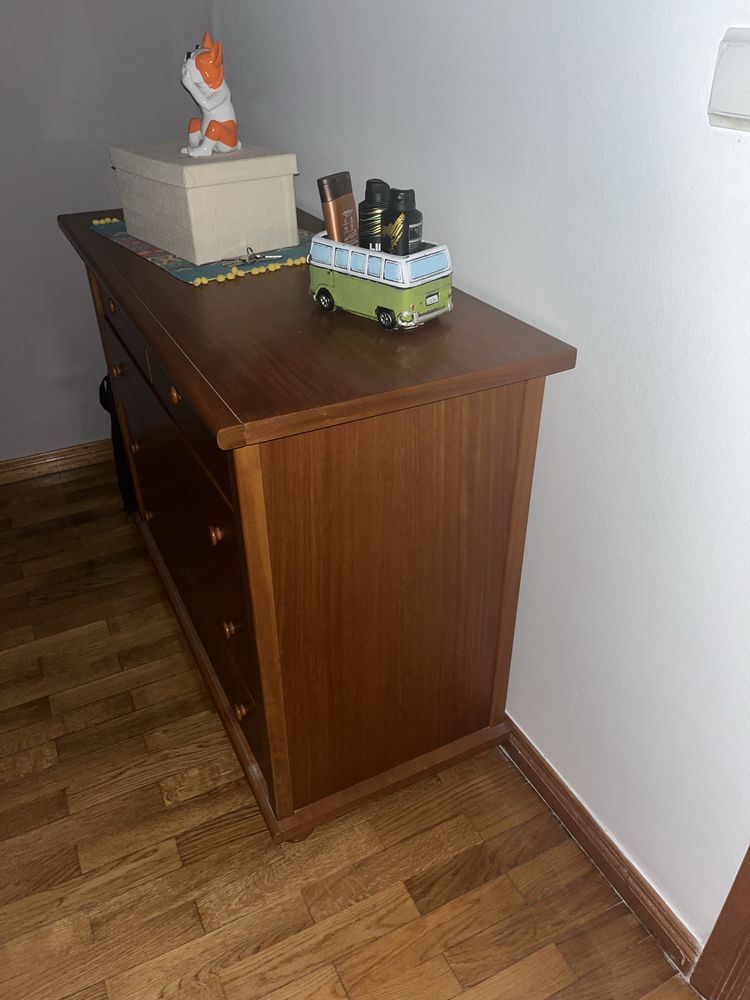 Vendo uma comoda com cinco gavetas