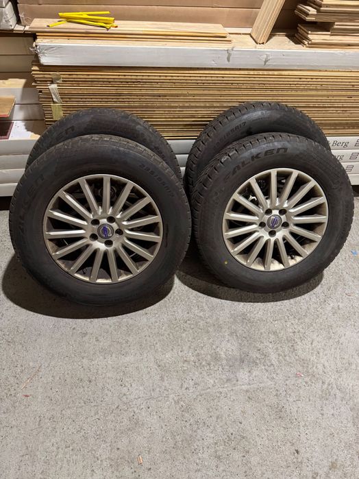 Oryginalne felgi Volvo z oponami zimowymi 235/65 r 17  2022 r