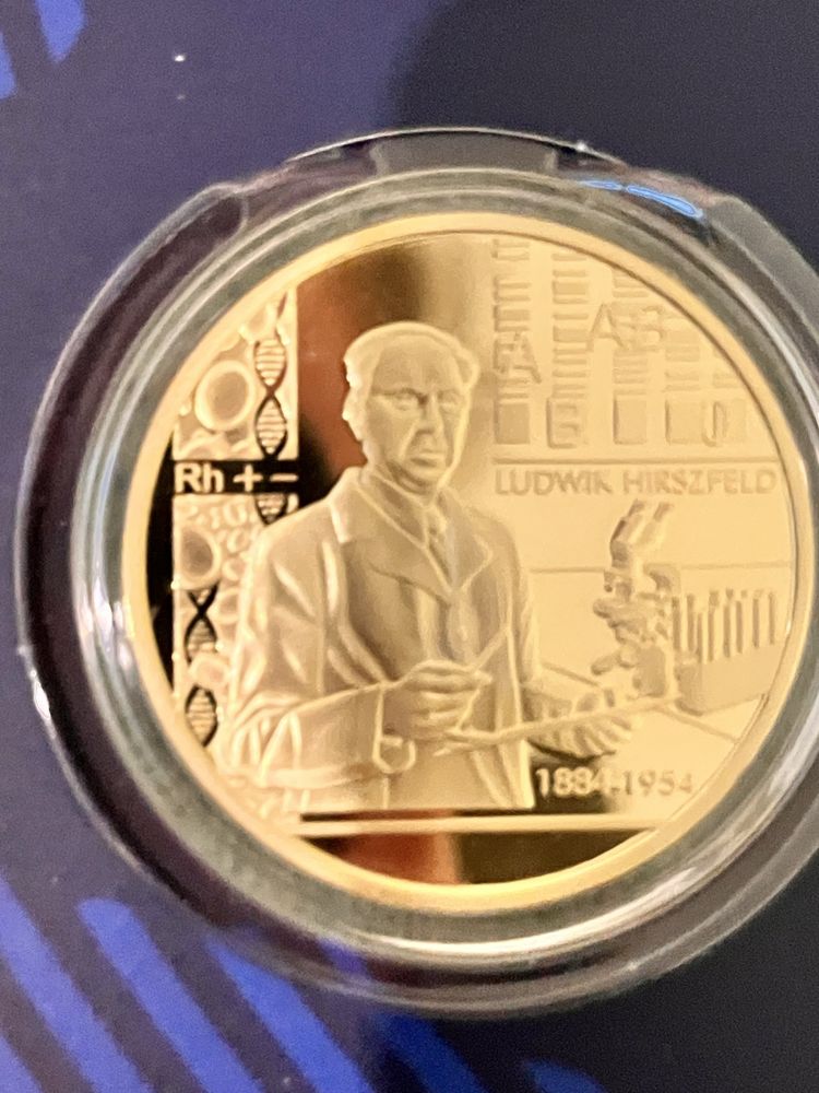 Złoty medal z Mikołajem Kopernikiem i pozłacani polscy naukowcy .
