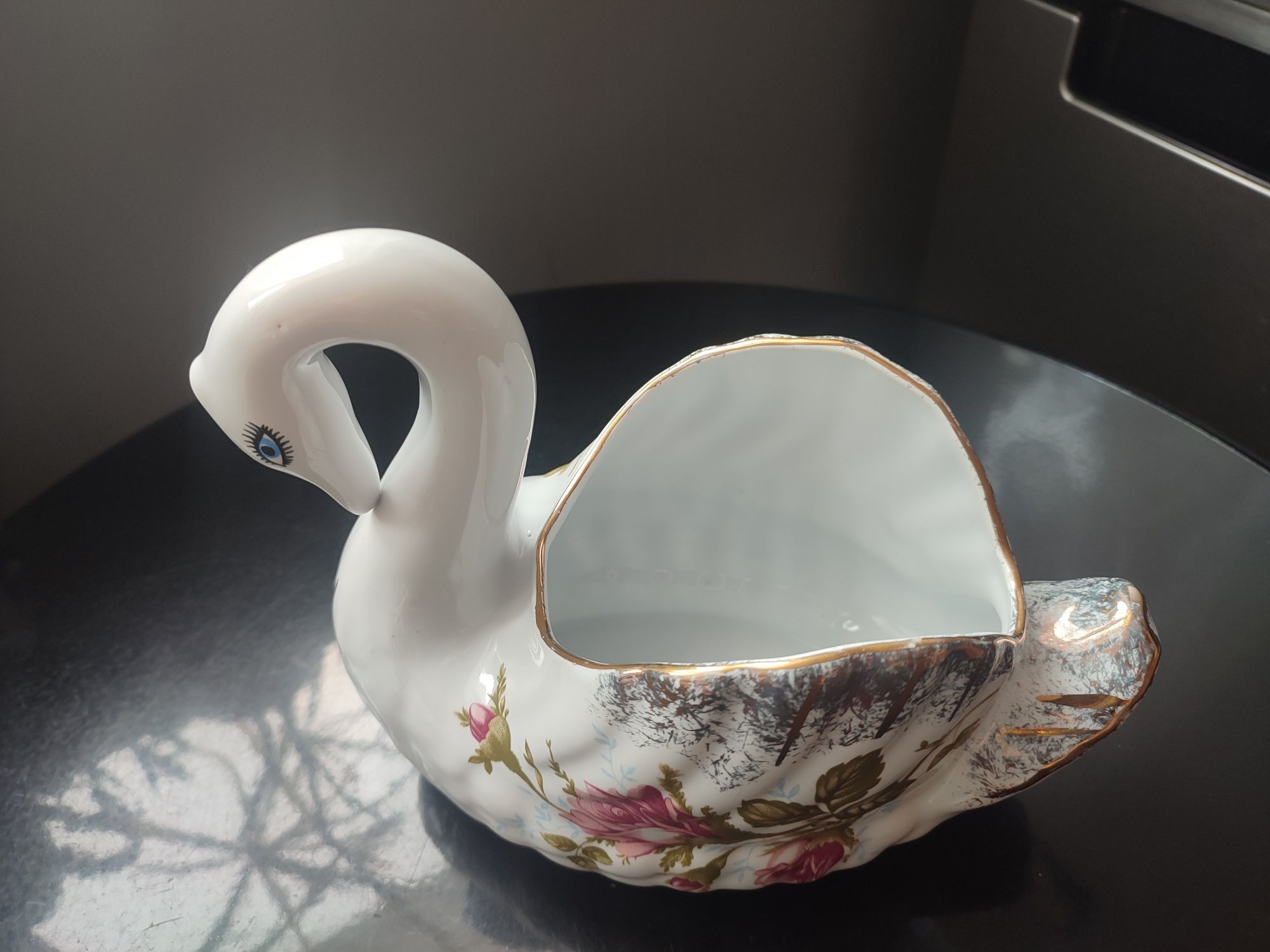 Śliczny stary łabędź porcelana Chodzież