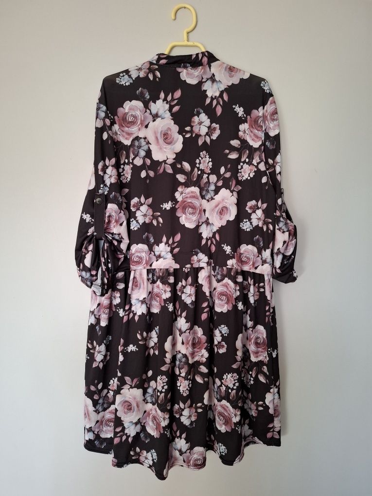 Sukienka plus size szmizjerka plus size guziki róże czarne Cavarrici 4