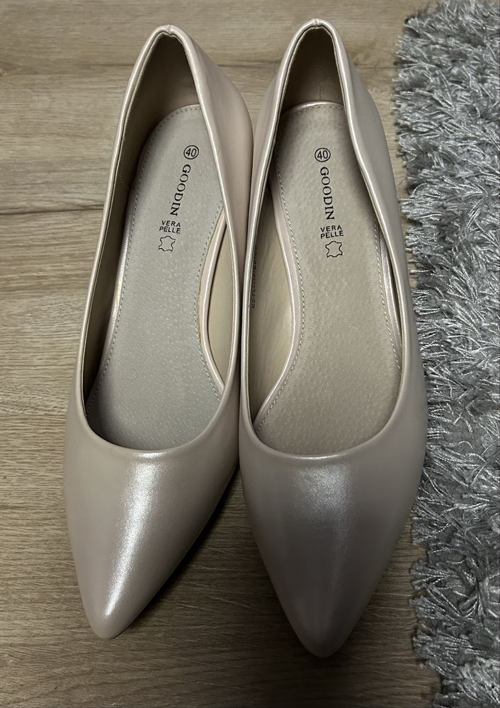 Czółenka, buty, pantofle beżowe rozm. 40- mniejsze