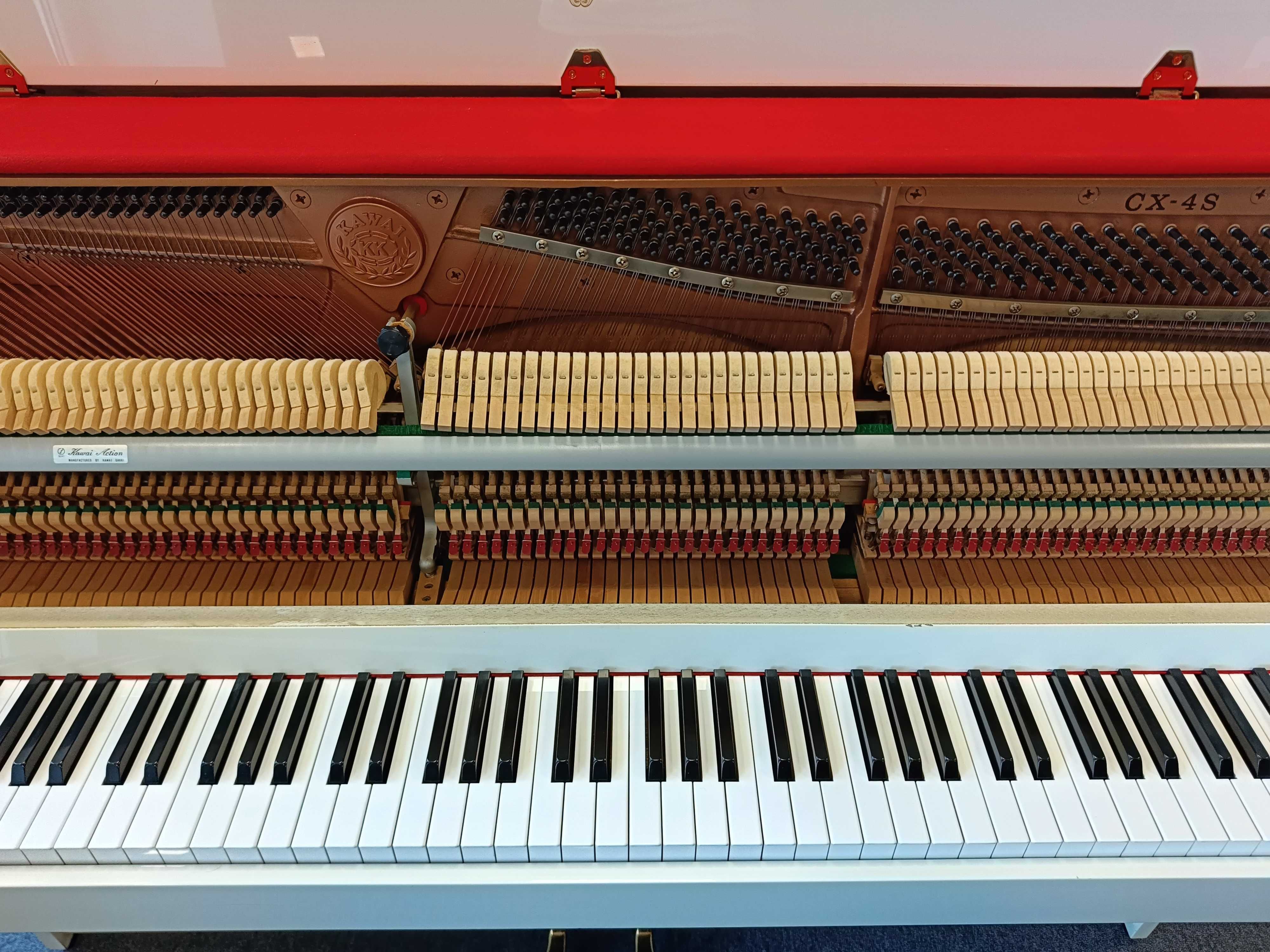 Białe pianino Kawai