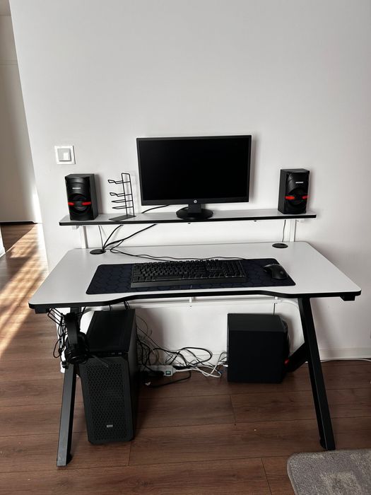 Sprzedam komputer stacjonarny w zestawie.