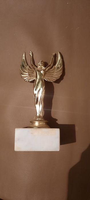 Кубки. Самий більший "золотой теленок". Середній "школа: 5-я чверть