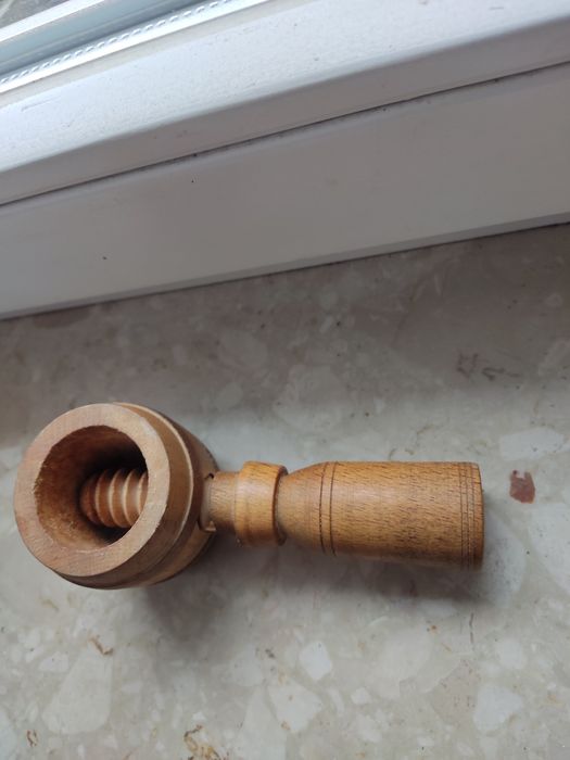 Drewniany dziadek do orzechów ścisk