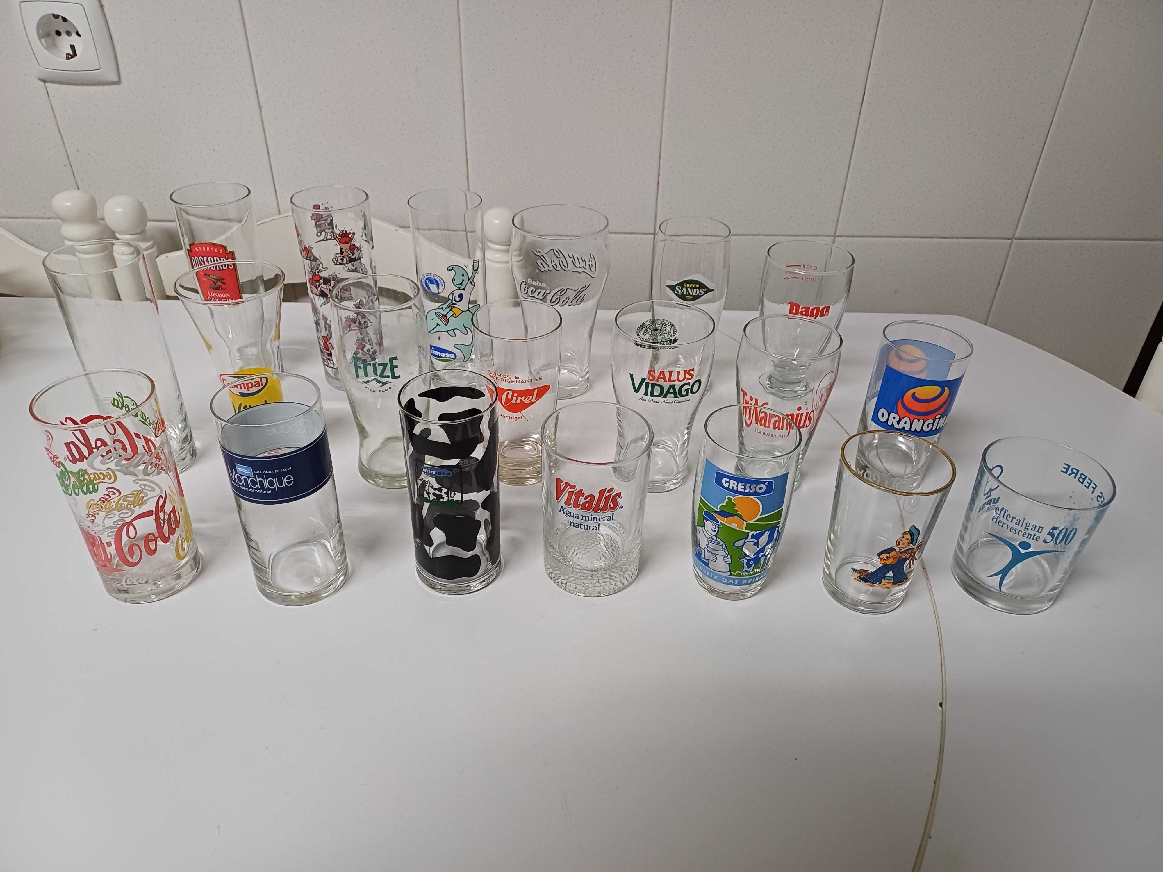 Copos de agua e sumo com várias marcas 20 unidades