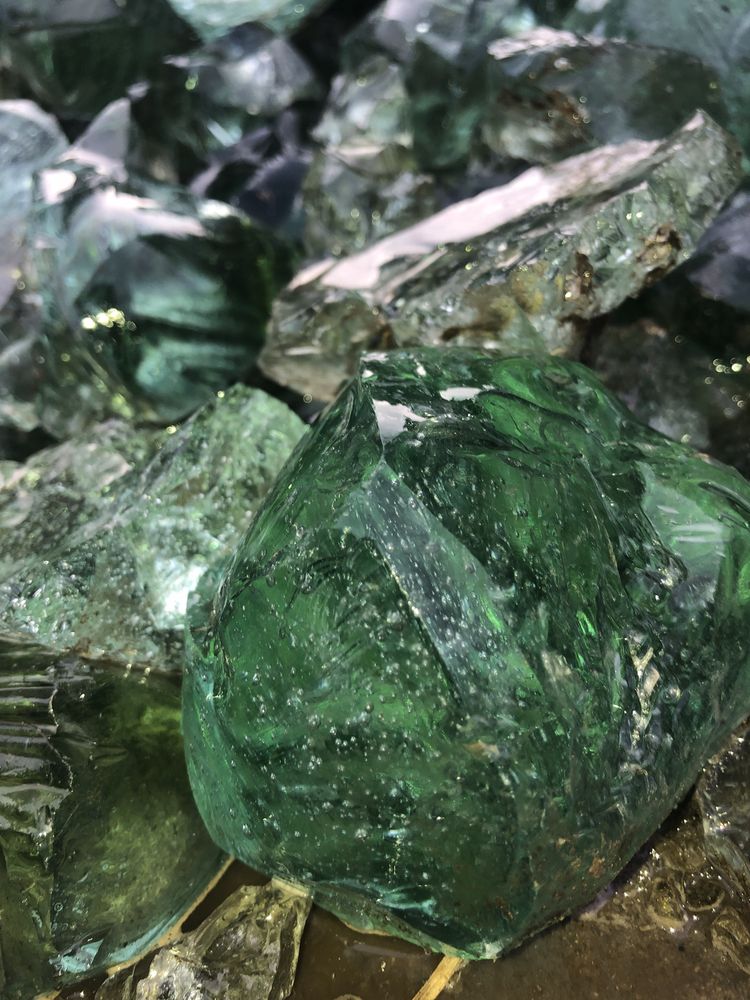 Ерклез, кускове стекло яскраво зеленого кольору для габіонів