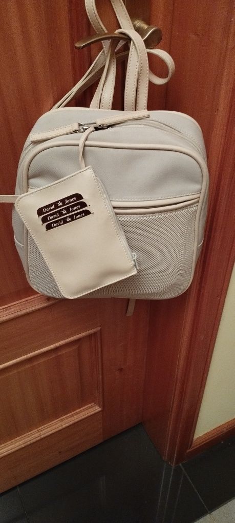 Mochila beje com carteira de documentos