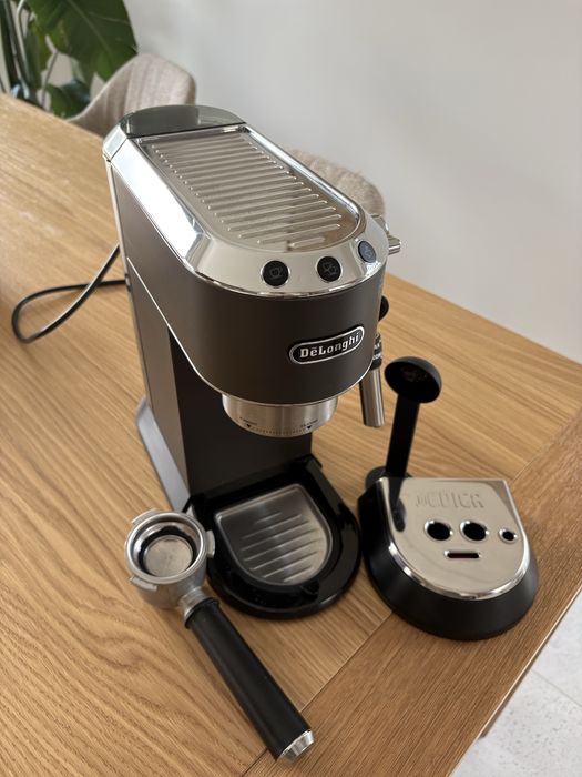 Ekspres kolbowy DeLonghi Dedica Style szary