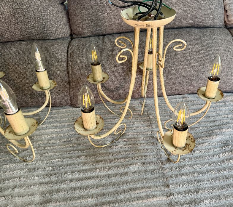 2 lustres de luz de teto em funcionamento para projeto de restauro