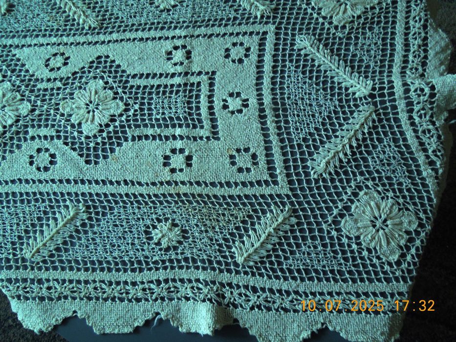 Tkany Lniany koronkowy obrusik na ławę - rękodzieło Rozmiar: 105x50cm