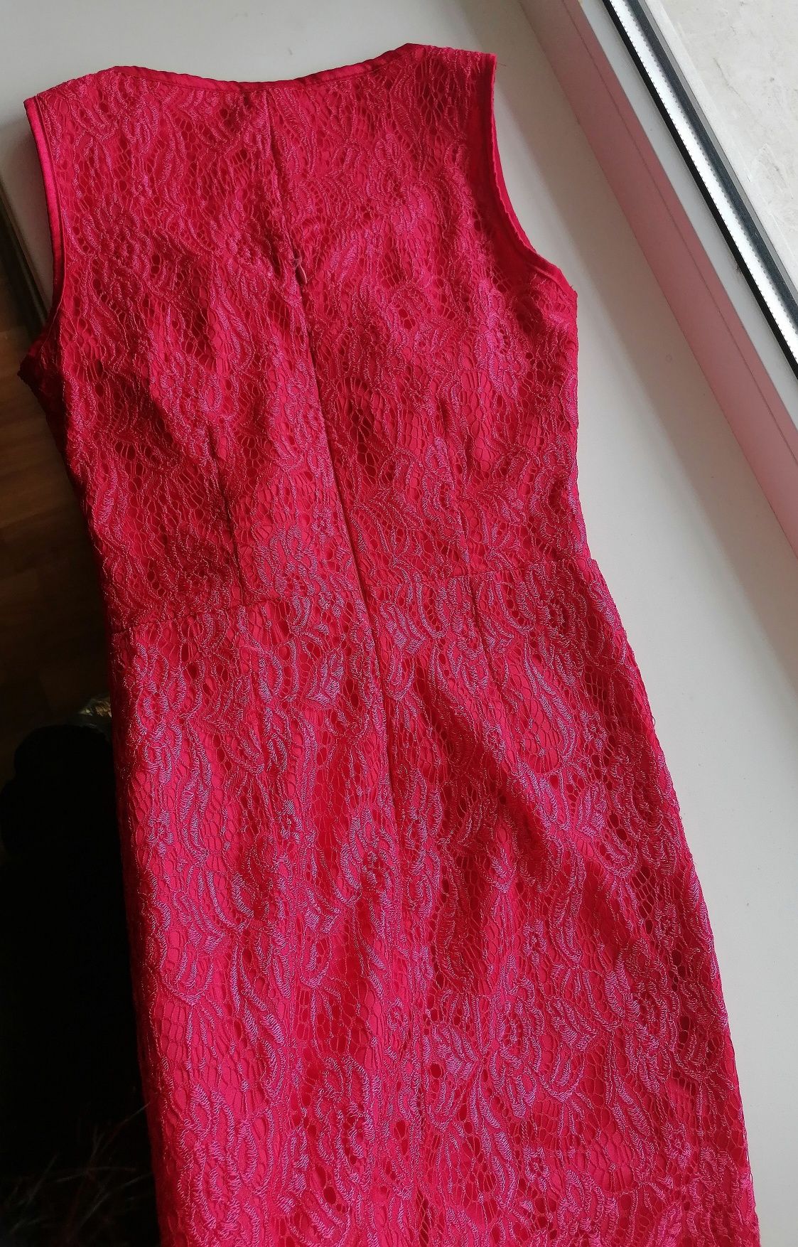 Жіноча червона коротка сукня з мережива