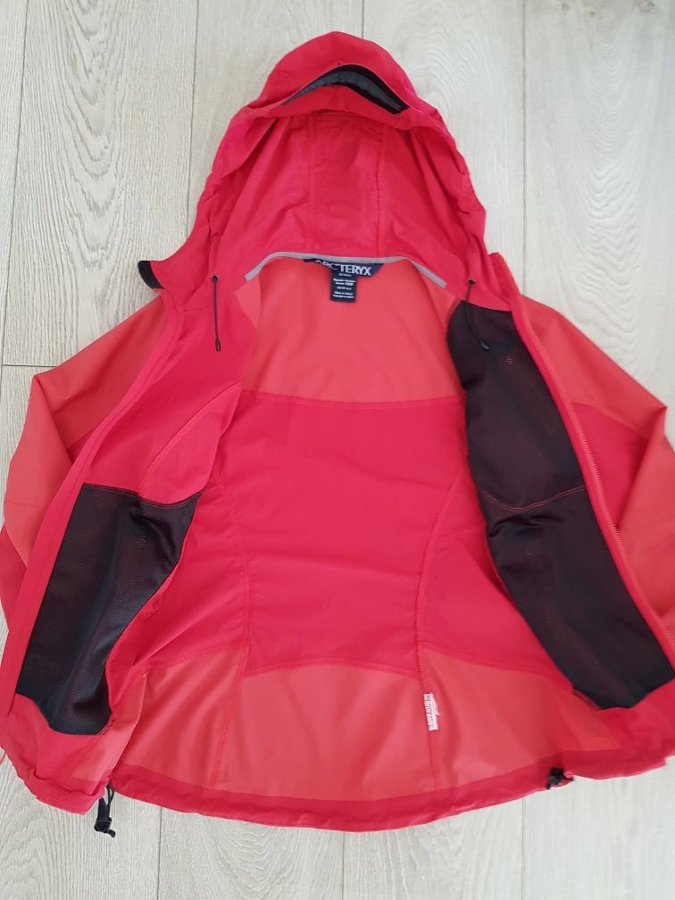 Arc'teryx czerwona wiatrówka xs