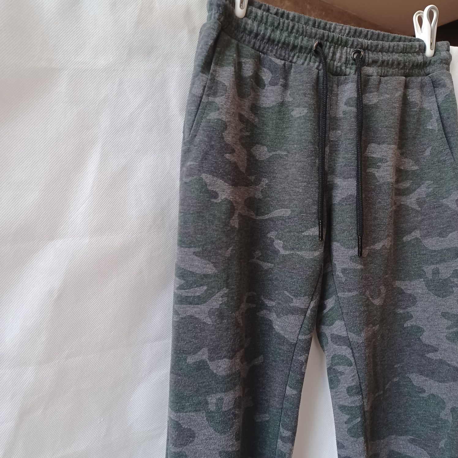 Super dresy spodnie dresowe Cropp moro khaki zielone szare XS S 34 36