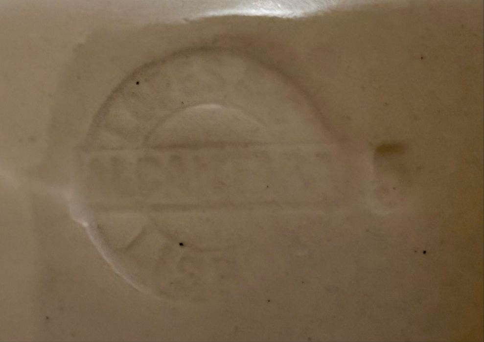 Lindo conjunto de antiga molheira e taças em porcelana Alcântara