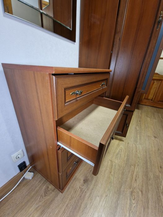 Шафа (201×190×36) з комодом (86×75×38) у гарному стані
