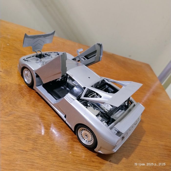 Модель Bugatti Bburago 1 / 18