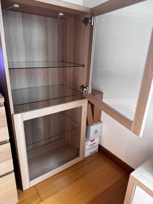 Vitrine IKEA com estrutura BESTA e portas SINDVIK  (60x40x128 cm)
