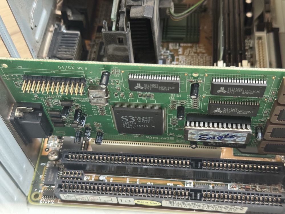 Sprawny retro PC z klawiatura i myszka