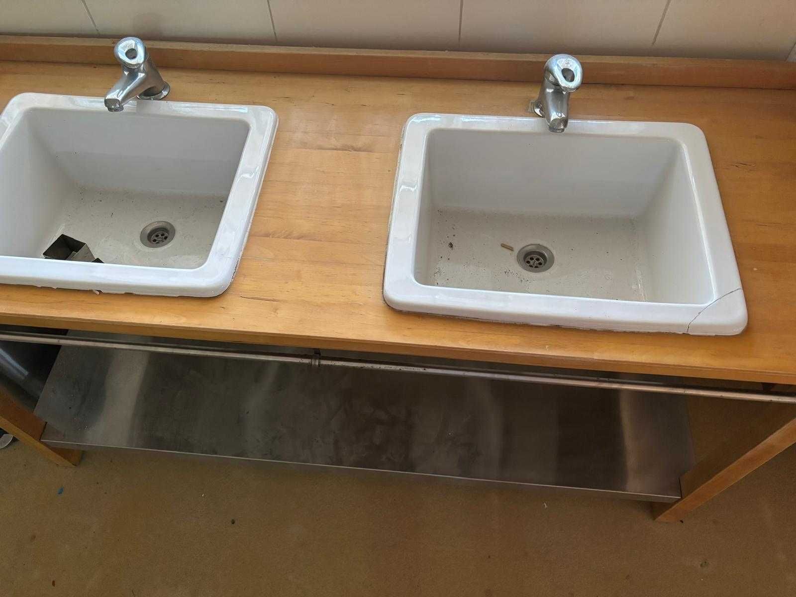 Lavatórios e móvel casa de banho