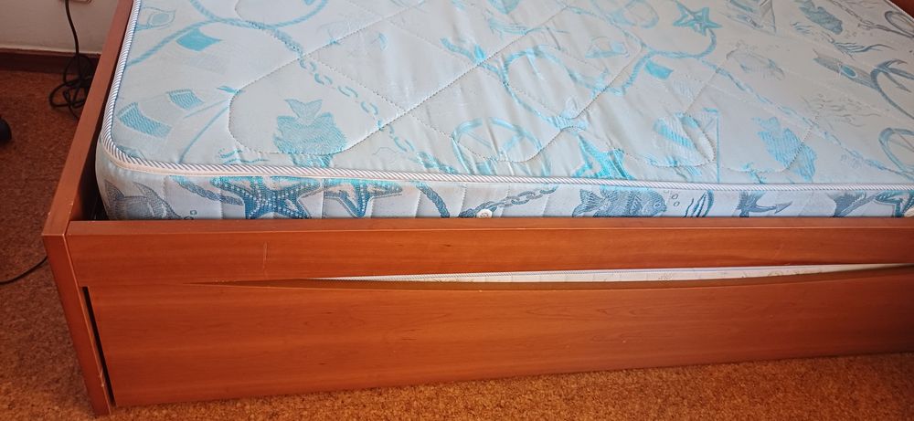 Cama dupla com 2 estrados e 2 colchões