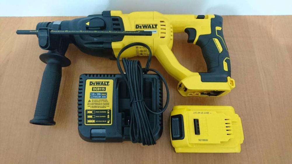 Бесщеточный аккумуляторный перфоратор DeWALT DCH133M1 из Европы