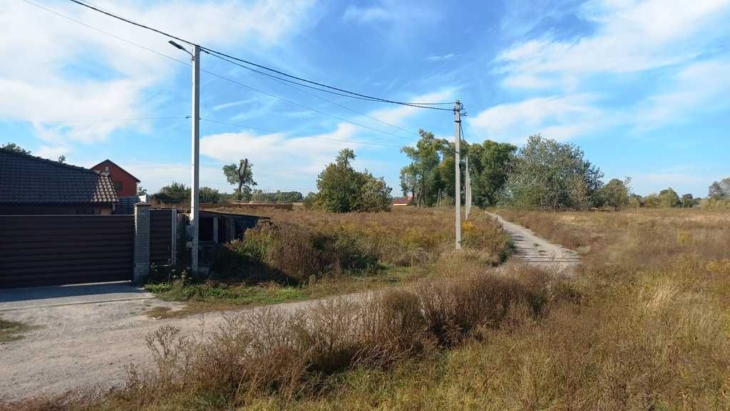 Требухів 19 соток з великим фасадом на житловій вулиці з комунікаціями