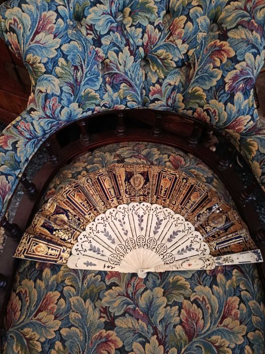 Leque Nobre pintado à mão Ouro e folha de prata séc XIX 27 cm