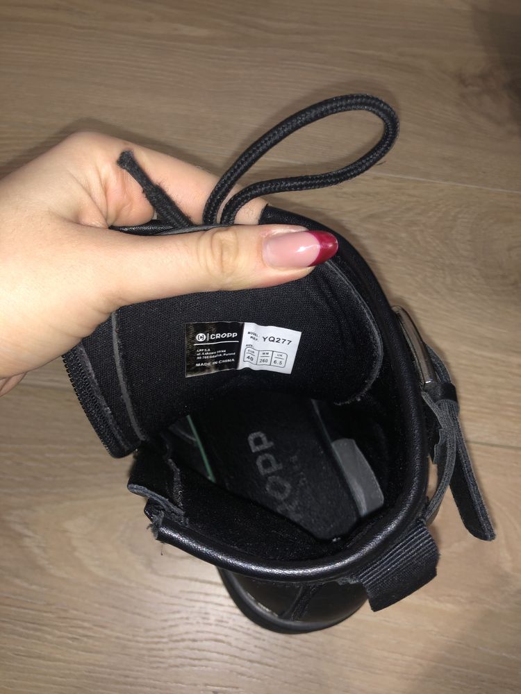 Botki z ozdobną klamrą Cropp