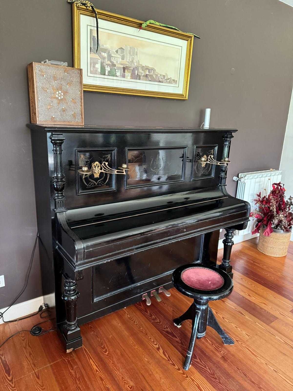 Piano preto vertical com banco - Não funciona, apenas para decoração!