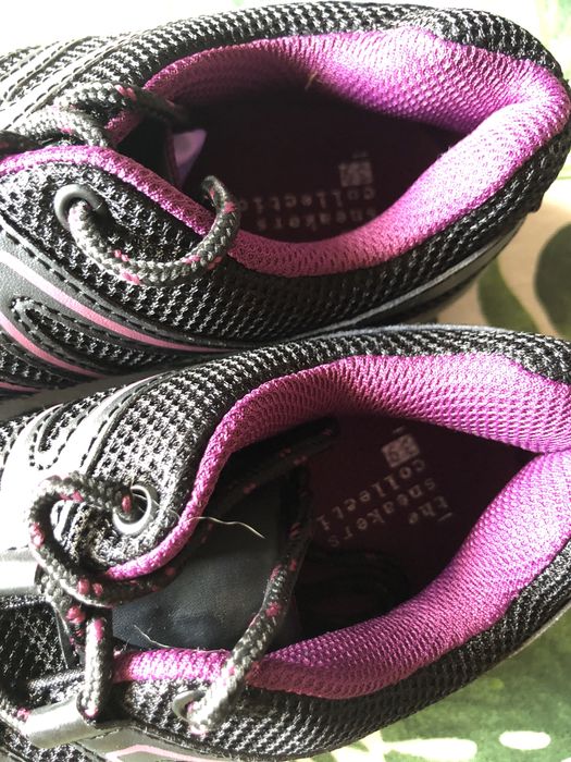 Ténis de cor preta e lilás