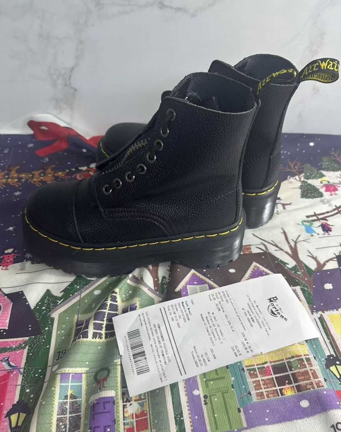 Dr. Martens-Black-R40