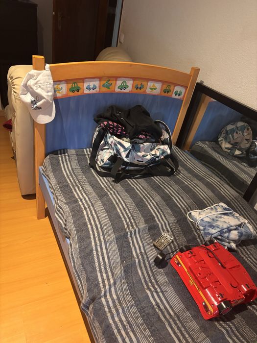 Estrutura de cama s/estrado + colchão e mesa de cabeceira