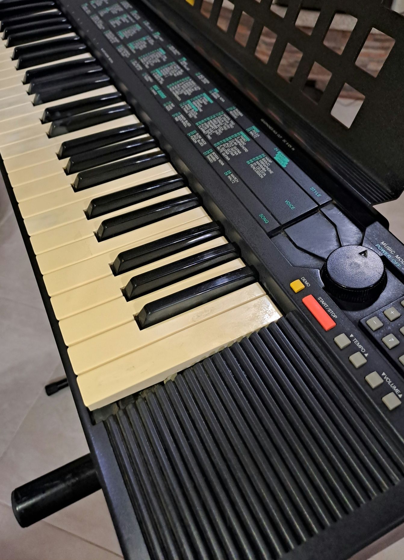 Órgão portátil YAMAHA PSR-75